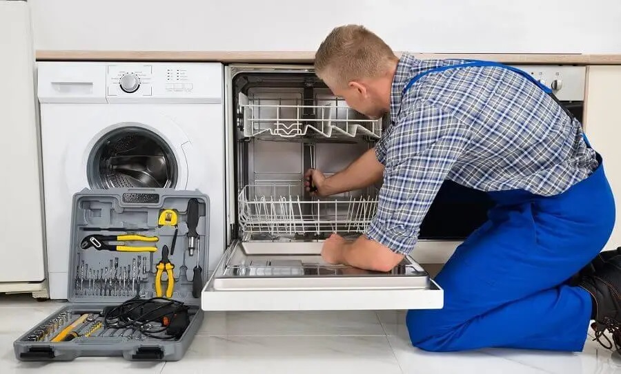 Çilimli Warmhaus servisi teknisyen ekibi beyaz eşya tamiri yaparken